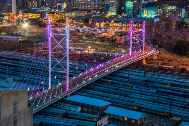 ネルソン マンデラ橋のヨハネスブルグの景色 - nelson mandela bridge cityscape bridge south africa ストックフォトと画像