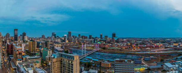 ヨハネスブルグ南アフリカのネルソン・マンデラ橋 - nelson mandela bridge cityscape bridge south africa ストックフォトと画像