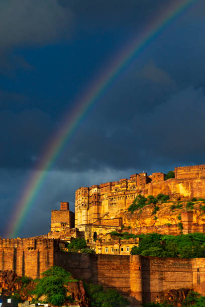 arco-íris no forte de mehrangarh. - rajasthan india fort architecture - fotografias e filmes do acervo