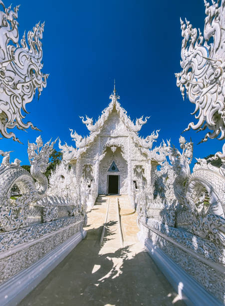 wat rong khun, der weiße tempel in chiang rai, provinz chiang mai, thailand - rong river khun wat thailand stock-fotos und bilder