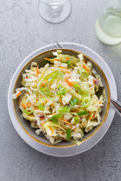 salada vegan coleslaw. salada de repolho saudável, recém-feita. - cole - fotografias e filmes do acervo