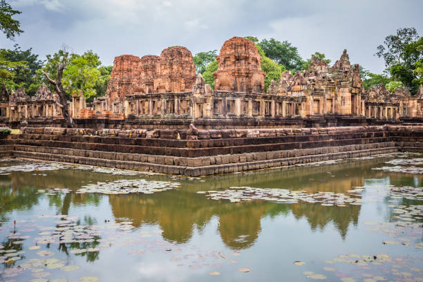 муэанг там стоун святилище это замок, построенный в древний период кхмеров в бурираме, таиланд. - thailand buriram temple hinduism стоковые фото и изображения