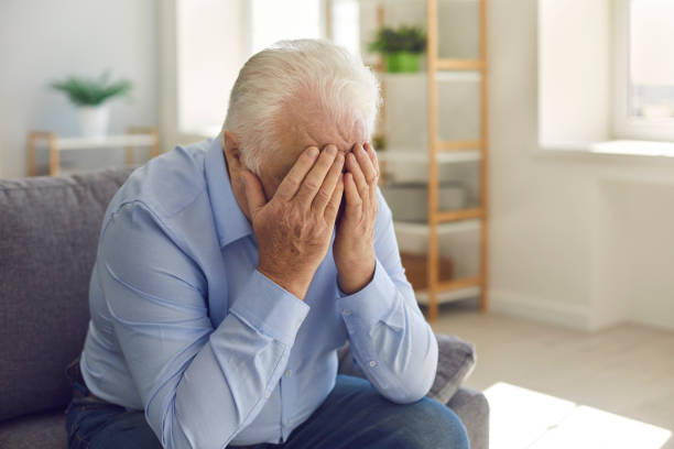 älterer mann, trauert um den tod eines verwandten oder von der familie vergessen, weint allein - hands covering eyes stock-fotos und bilder