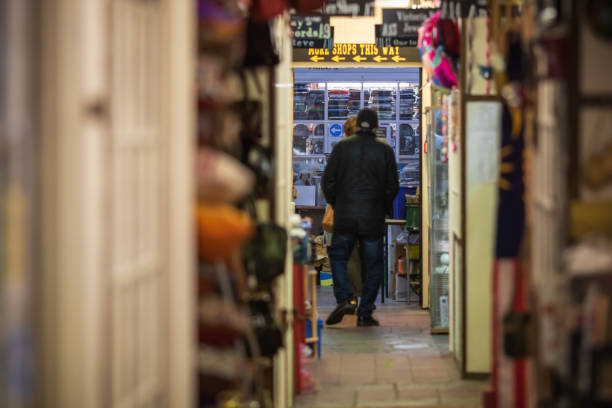 wood street indoor market em walthamstow, grande londres - greater london fotos - fotografias e filmes do acervo