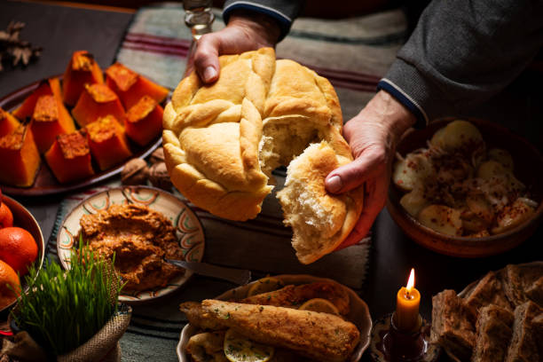 человек расщепления домашнего хлеба над православной канун рождества пост на обед на столе - ортодоксальность стоковые фото и изображения
