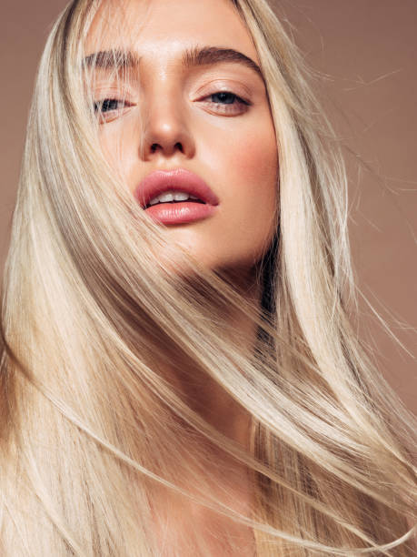 retrato de una hermosa mujer con maquillaje natural - long hair fashion model women blond hair fotografías e imágenes de stock