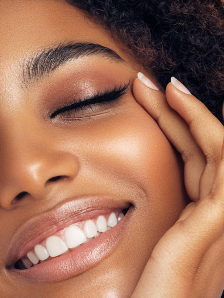 beautiful afro woman - portrait vertical close up female imagens e fotografias de stock