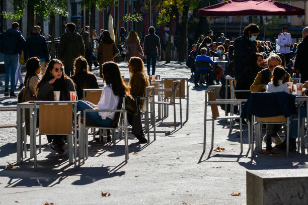 la gente se relaja en la cafetería de la terraza en el popular barrio de malasana en el centro de madrid, españa - sidewalk cafe built structure cafe day fotografías e imágenes de stock