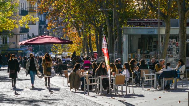 as pessoas relaxam no terraço do café no popular bairro de malasana, no centro de madri, espanha - sidewalk cafe built structure cafe day - fotografias e filmes do acervo