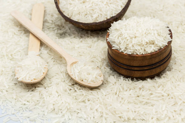 ryż basmati w drewnianej misce i łupinach kokosowych. - carbohydrate rice cereal plant uncultivated zdjęcia i obrazy z banku zdjęć