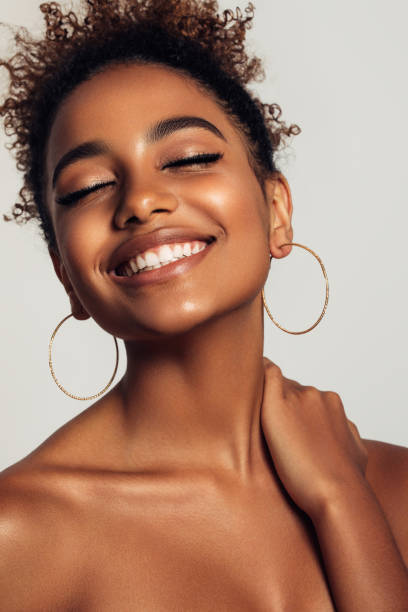 piękna afro kobieta z kolczykami - earring jewelry women smiling zdjęcia i obrazy z banku zdjęć