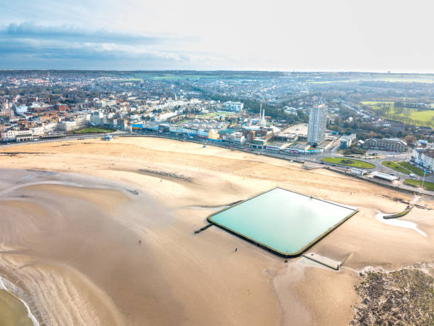 маргейт бич англия дрон воздуш�ный выстрел - tide aerial view wave uk стоковые фото и изображения