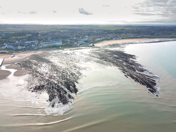 маргейт бич англия дрон воздушный выстрел - tide aerial view wave uk стоковые фото и изображения