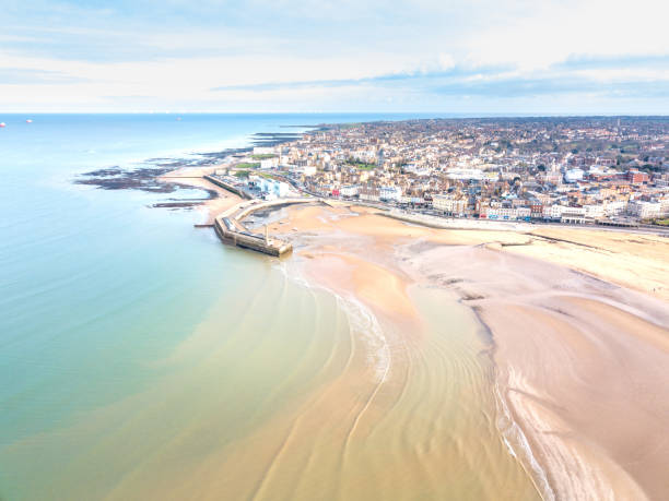 маргейт бич англия дрон воздушный выстрел - tide aerial view wave uk стоковые фото и изображения