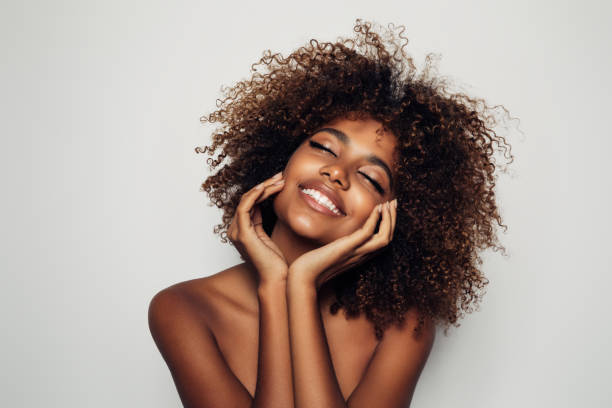hermosa mujer afro con maquillaje perfecto - attractive female indoors lifestyles clean fotografías e imágenes de stock