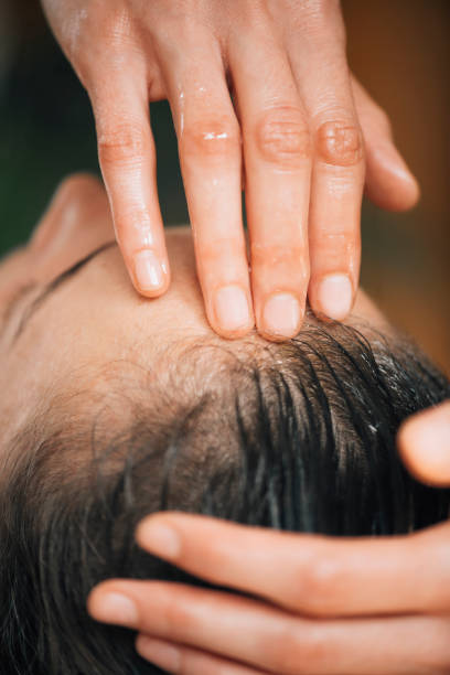 аюрведическое масло лечение здоровых волос - spa treatment head massage health spa healthy lifestyle стоковые фото и изображения