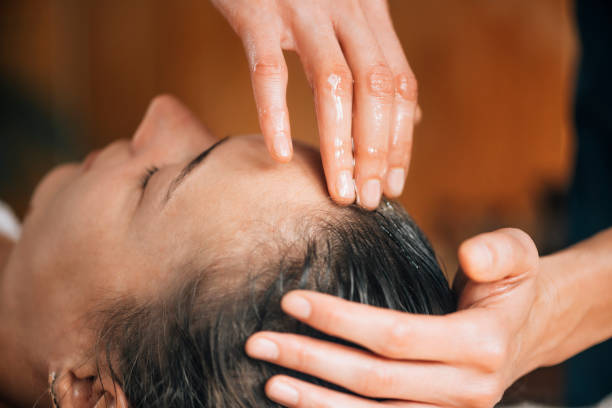 ayurveda-öl-behandlung für gesundes haar - ayurveda massaging spa treatment massage oil stock-fotos und bilder