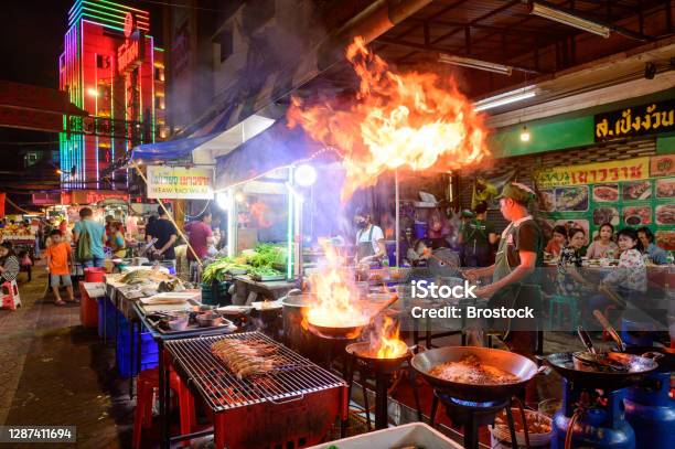Szef Kuchni Gotowanie Żywności W Restauracji Przy Ulicy W Yaowarat Road Bangkok - zdjęcia stockowe i więcej obrazów Bangkok