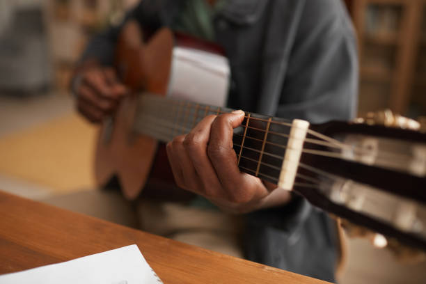 african-american człowiek gra na gitarze z bliska - 20s acoustic guitar adult art zdjęcia i obrazy z banku zdjęć