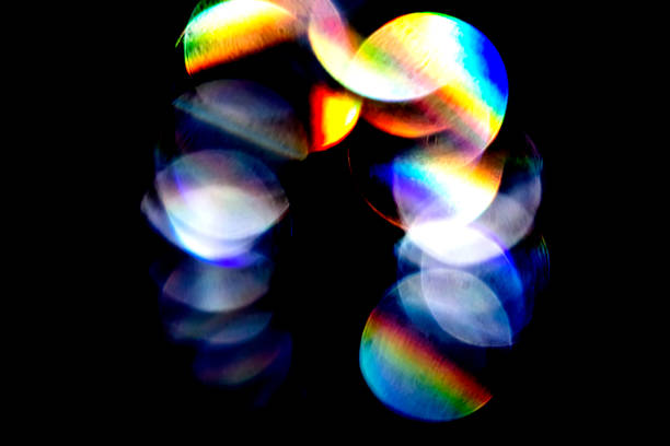 objektivfackel, bokeh lichter. reflexionen aus glas, diamant, kristall. defokussiert leuchtend bunte regenbogen licht leckt, strahlen auf schwarzem hintergrund - lighting technique aperture lens color image stock-fotos und bilder
