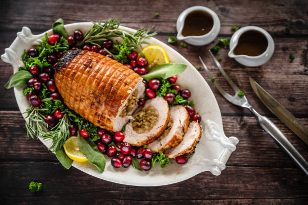 thanksgiving und weihnachten keto gerichte - christmas food dinner turkey stock-fotos und bilder