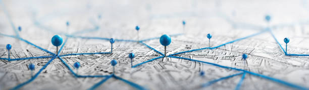 trova la tua strada. contrassegno della posizione con un perno su una mappa con percorsi. - positioning foto e immagini stock