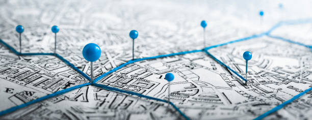 rutas con pines azules en un mapa de la ciudad. - physical geography fotos fotografías e imágenes de stock