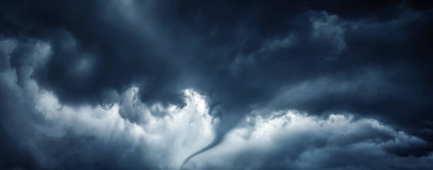 태풍이 태어나고, 검은 구름과 강한 바람이 부는 폭풍우가 몰아치는 어두운 하늘에 토네이도가 생어납니다. 파노라마 이미지. - tornado storm disaster storm cloud 뉴스 사진 이미지