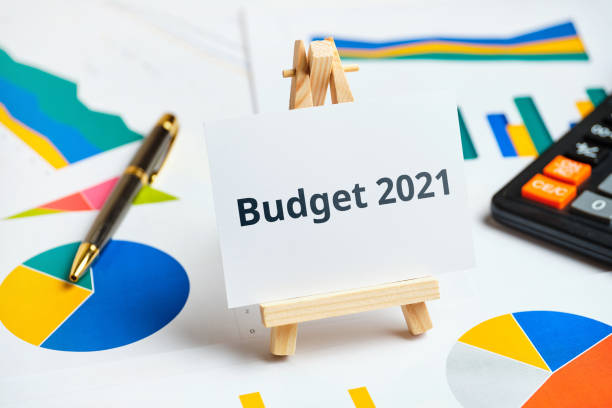 concetto di budget 2021 su grafici e report cartacei - calculator currency organization leadership foto e immagini stock