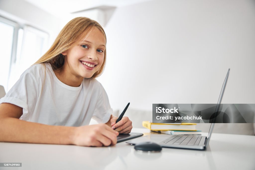 Junger digitaler Künstler lächelt in die Kamera - Lizenzfrei 12-13 Jahre Stock-Foto Junger digitaler Künstler lächelt in die Kamera - Lizenzfrei 12-13 Jahre Stock-Foto