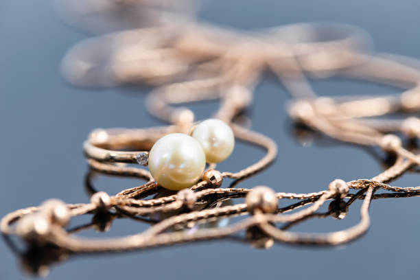 un collar de cadena de oro con cuentas de oro y un anillo de perlas - pearl necklace earring jewelry fotografías e imágenes de stock