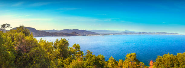 vista da baía de cannes la napoule. riviera francesa, costa azure, provença - cannes french riviera france beach - fotografias e filmes do acervo