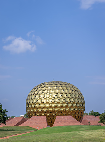 Cúpula dorada de Matrimandir , un edificio de significado espiritual para los practicantes de yoga integral, en el centro de Auroville ,Pondicherry,India. photo