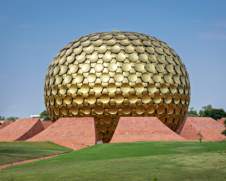 Imagen de cerca de la cúpula dorada de Matrimandir - un edificio de importancia espiritual para los practicantes de yoga integral, en el centro de Auroville ,Pondicherry,India. photo
