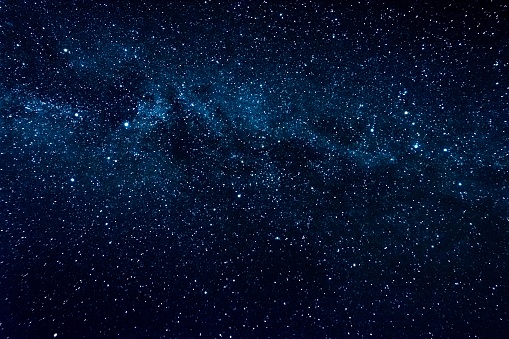 Cielo nocturno despejado con forma lechosa y gran cantidad de estrellas. photo