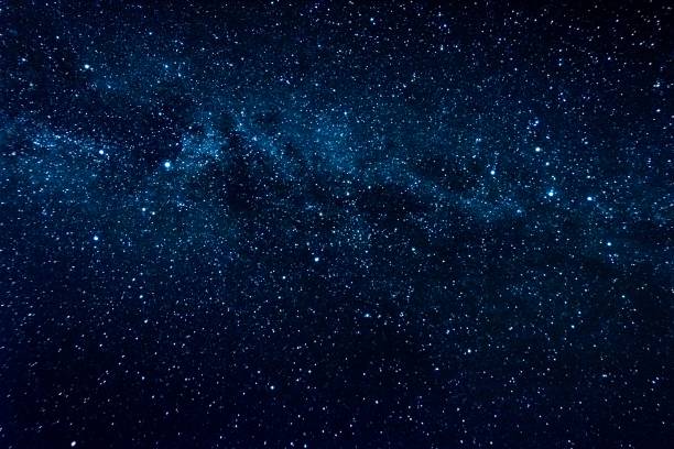 cielo nocturno despejado con forma lechosa y gran cantidad de estrellas. - forma de estrella fotografías e imágenes de stock