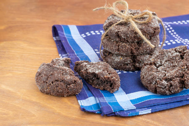 gruppo di biscotti al cioccolato su tavolo di legno. - biscotti cookie morning temptation foto e immagini stock