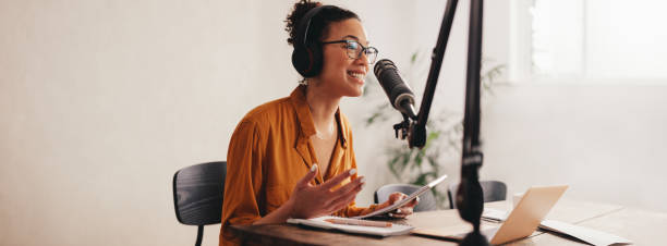 kvinnlig podcastare gör ljudpodd från sin hemmastudio - podcast bildbanksfoton och bilder