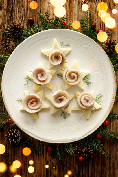 filetes de arenque de navidad en un plato de cerámica, vista superior. - rollmops fotografías e imágenes de stock