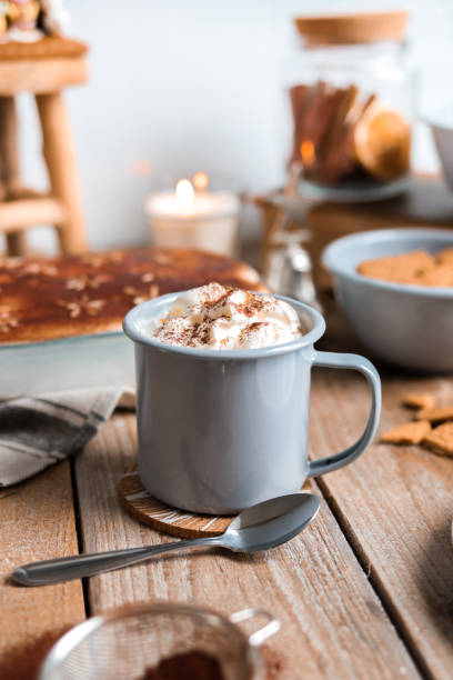 chocolat chaud confortable avec pain d’épice et poudre de cacao - latté pumpkin spice coffee photos et images de collection