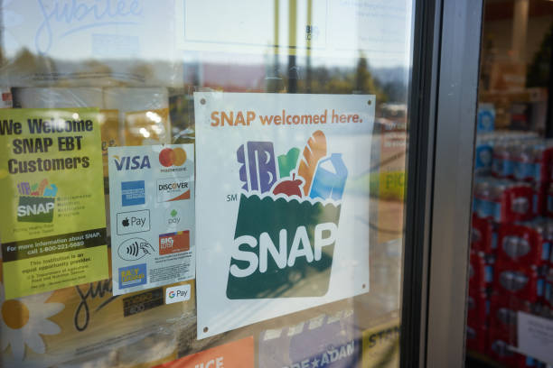 Supplemental Nutrition Assistance Program (SNAP) Portland, OR, USA - Oct 28, 2020: "SNAP welcomed here" sign is seen at the entrance to a Big Lots store in Portland, Oregon. The Supplemental Nutrition Assistance Program (SNAP) is a federal program. american express stock pictures, royalty-free photos & images