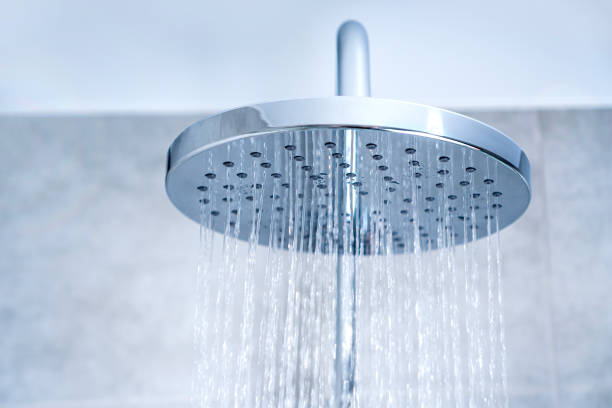 レインシャワー。水供給コンセプト。シャワーヘッド��から水が流れ出ます。 - shower falling water water heat ストックフォトと画像