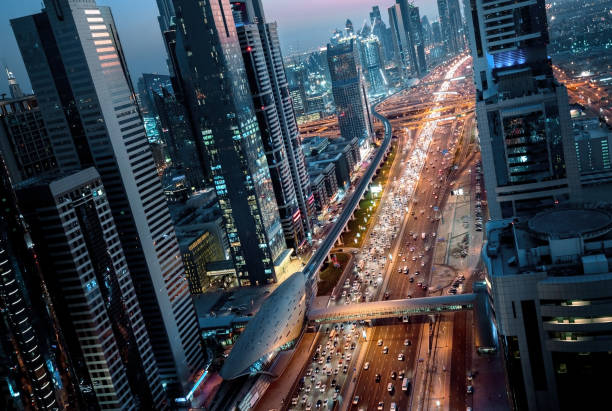 sheikh zayed road w czasie zachodu słońca, dubaj, zjednoczone emiraty zjednoczone - sheik zayed road obrazy zdjęcia i obrazy z banku zdjęć