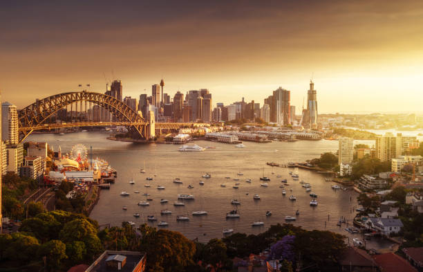 pôr do sol, porto de sydney, nova gales do sul, austrália - harbor city - fotografias e filmes do acervo