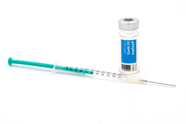 vial de vacunación covid-19 con la palabra alemana "impfung" y una jeringa con aguja - injecting vaccination flu virus impfung fotografías e imágenes de stock
