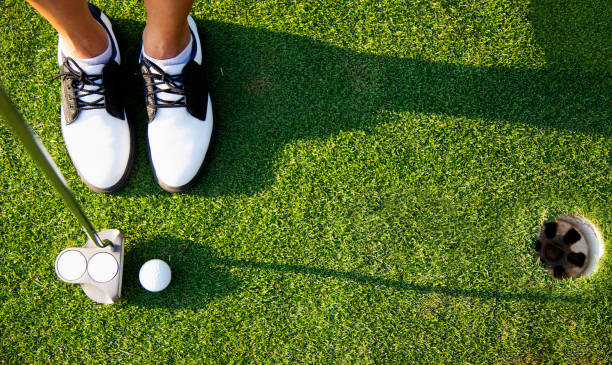clube de golfe batendo golfe ao longo de fairway, fundo da natureza verde. estilo de vida e conceito saudável - golf golf swing sunset golf course - fotografias e filmes do acervo