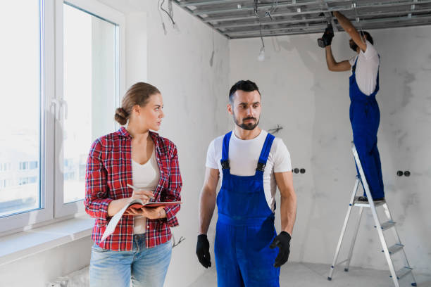 istock A client talks to a repairer in uniform and takes notes in a notebook 1287505264