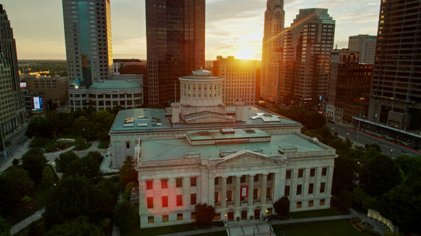 Ohio Statehouse at Sunset Aerial establishing shot of the Ohio Statehouse in Columbus at sunset. ohio ohio statehouse columbus state capitol building stock pictures, royalty-free photos & images