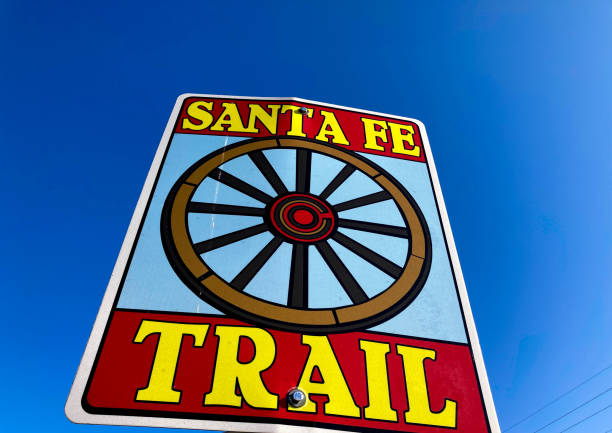 santa fe, nm: santa fe trail sign, blue sky fond - new mexico sign santa fe new mexico road trip photos et images de collection