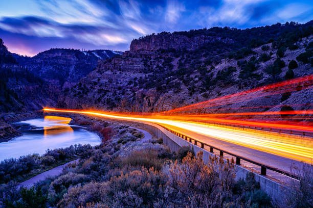 glenwood canyon interstate 70 colorado en night - road reflector fotografías e imágenes de stock